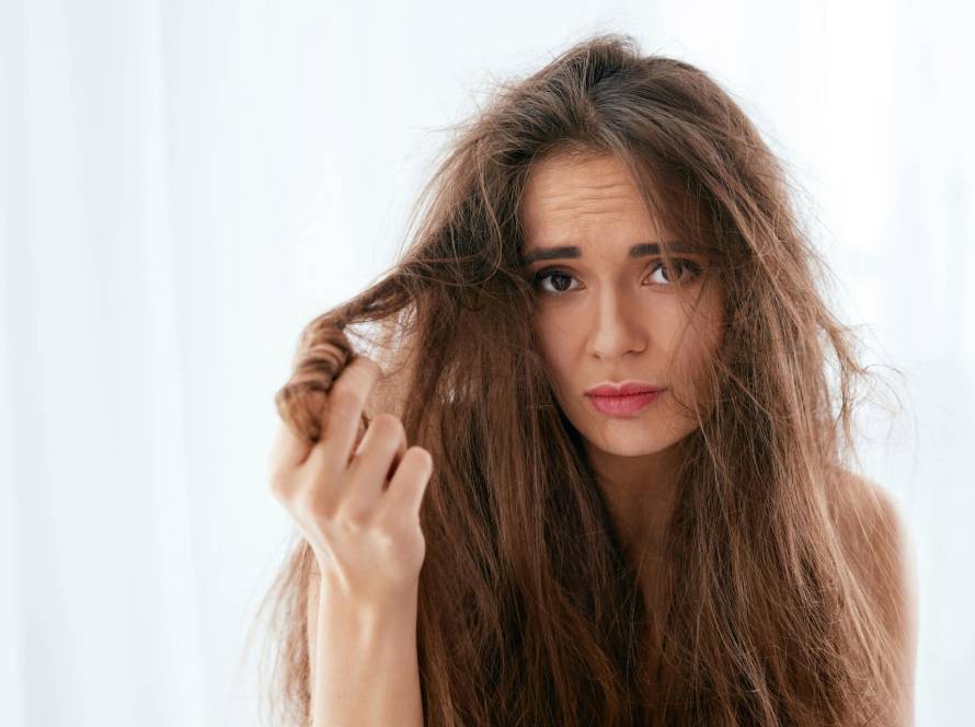 10 Señales de que tu Cabello Necesita un Corte o Tratamiento Urgente